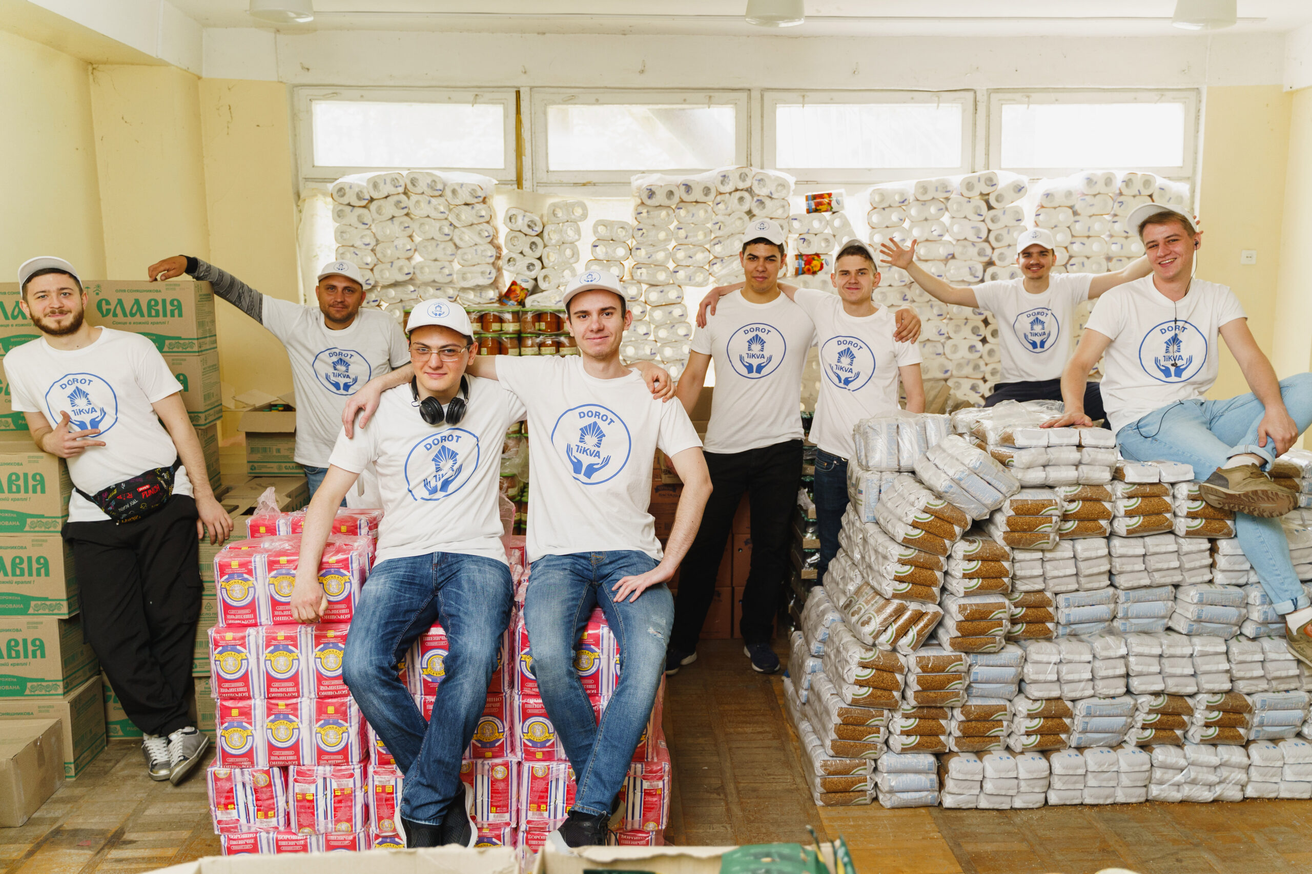 Tikva Students packing parcels for elderly people (5)